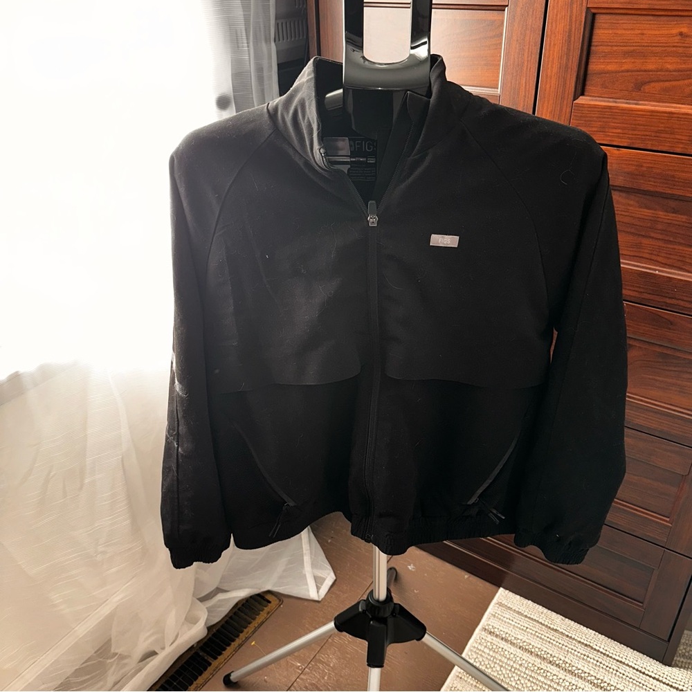 Black sydney scrub jacket figs